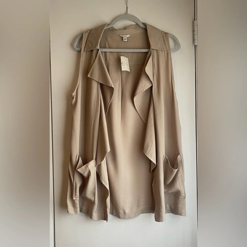 *NWT* Woman’s Beautiful Tan‎ Casual Vest Size Medium